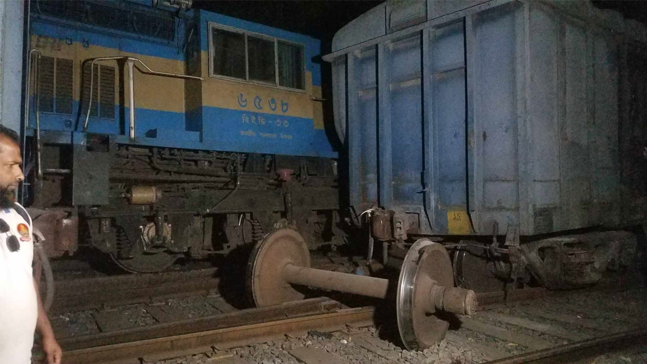 ঈশ্বরদীর ট্রেন দুর্ঘটনায় ৪ সদস্যের তদন্ত কমিটি গঠন