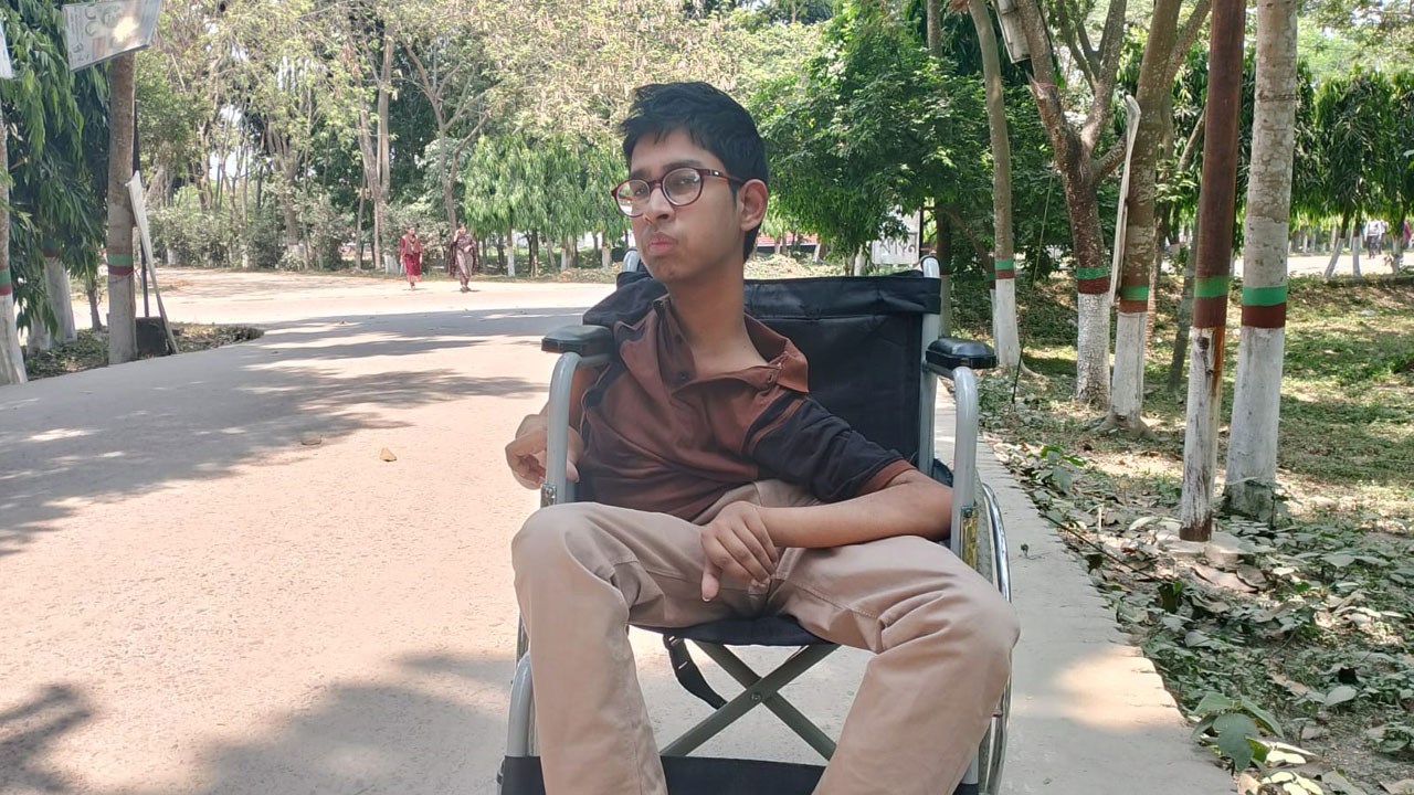 হুইলচেয়ারে ভর দিয়ে বিশ্ববিদ্যালয় ভর্তি পরীক্ষা দিলেন আব্দুল্লাহ