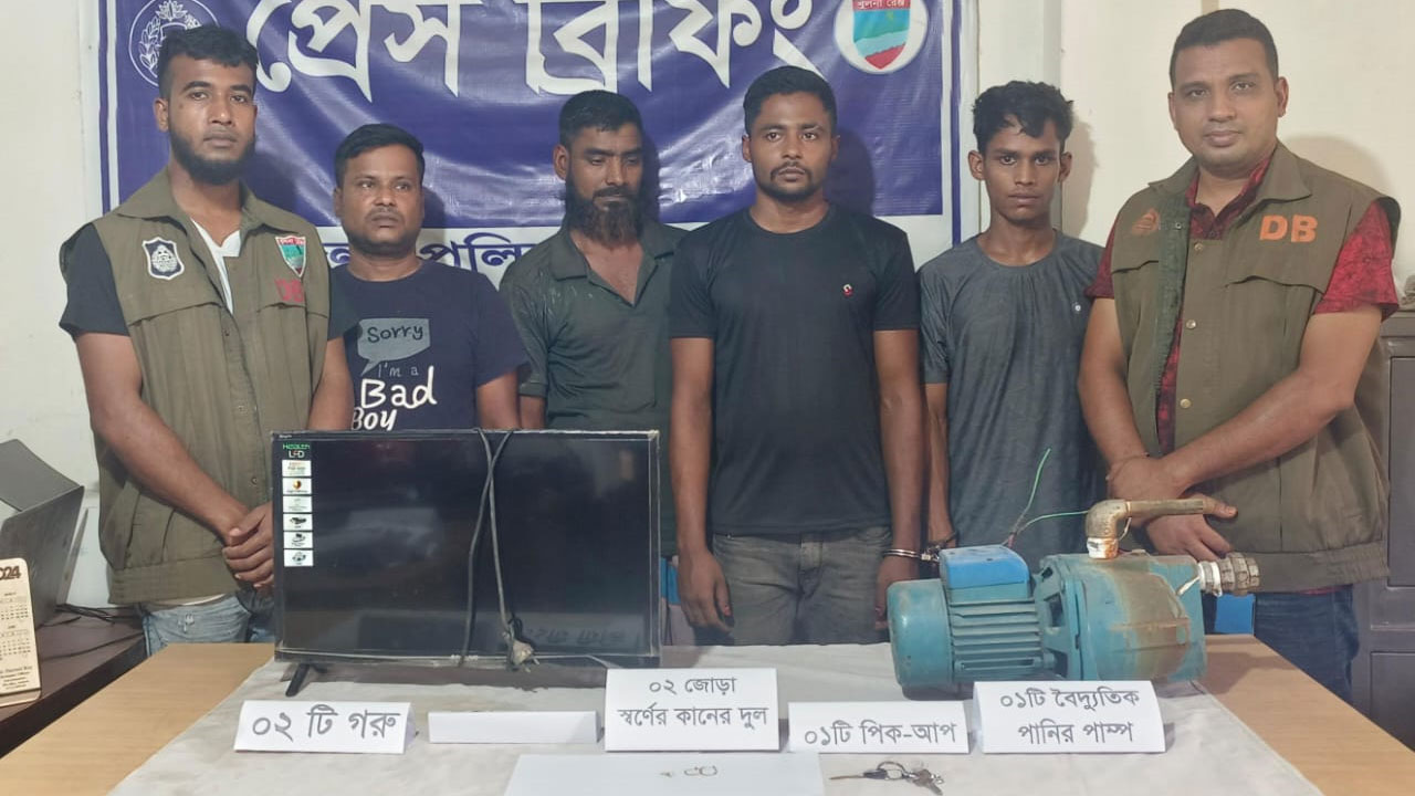 যশোরে স্বামী-স্ত্রীকে বেঁধে ঘরের মালামাল লুট, আটক ৪