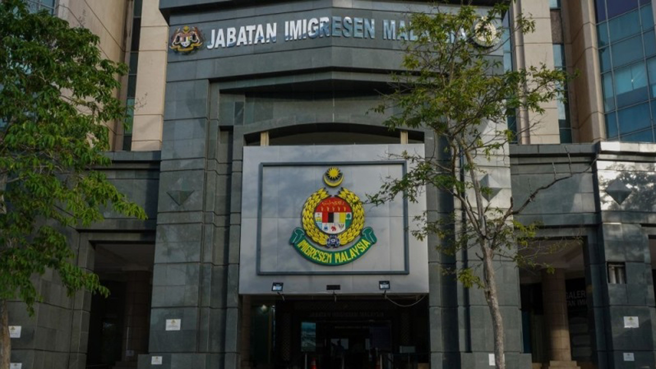 মালয়েশিয়ায় ৯ বাংলাদেশি অভিবাসী আটক