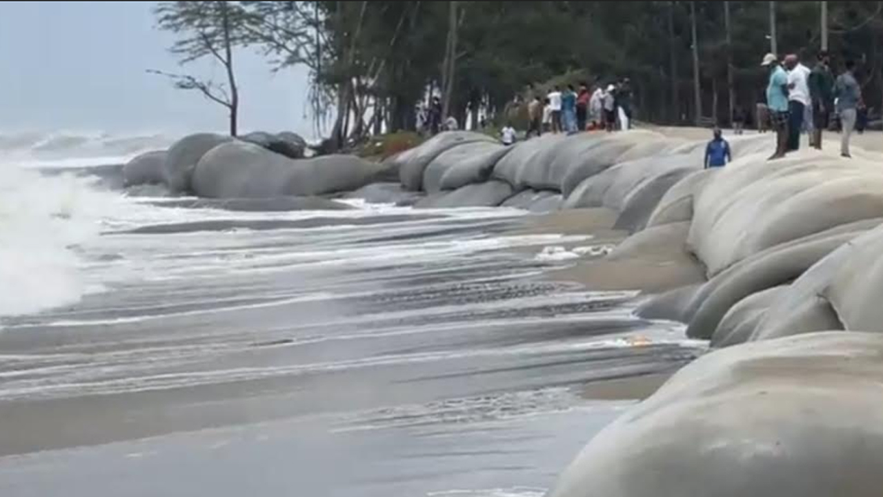 ঘূর্ণিঝড় রেমাল দেখতে সৈকতে পর্যটকদের ভিড়