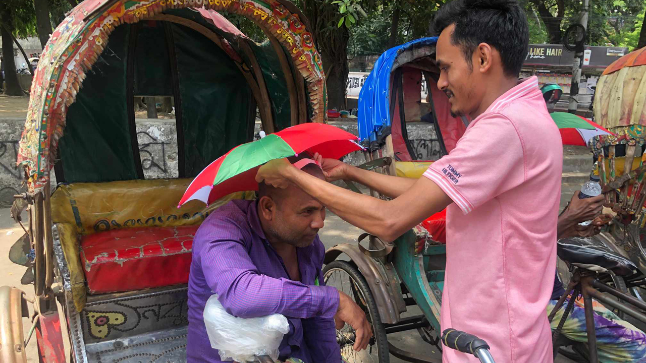 ঢাবিতে শ্রমজীবীদের মাঝে ছাতা-পানি-স্যালাইন বিতরণ গাউসিয়া কমিটির