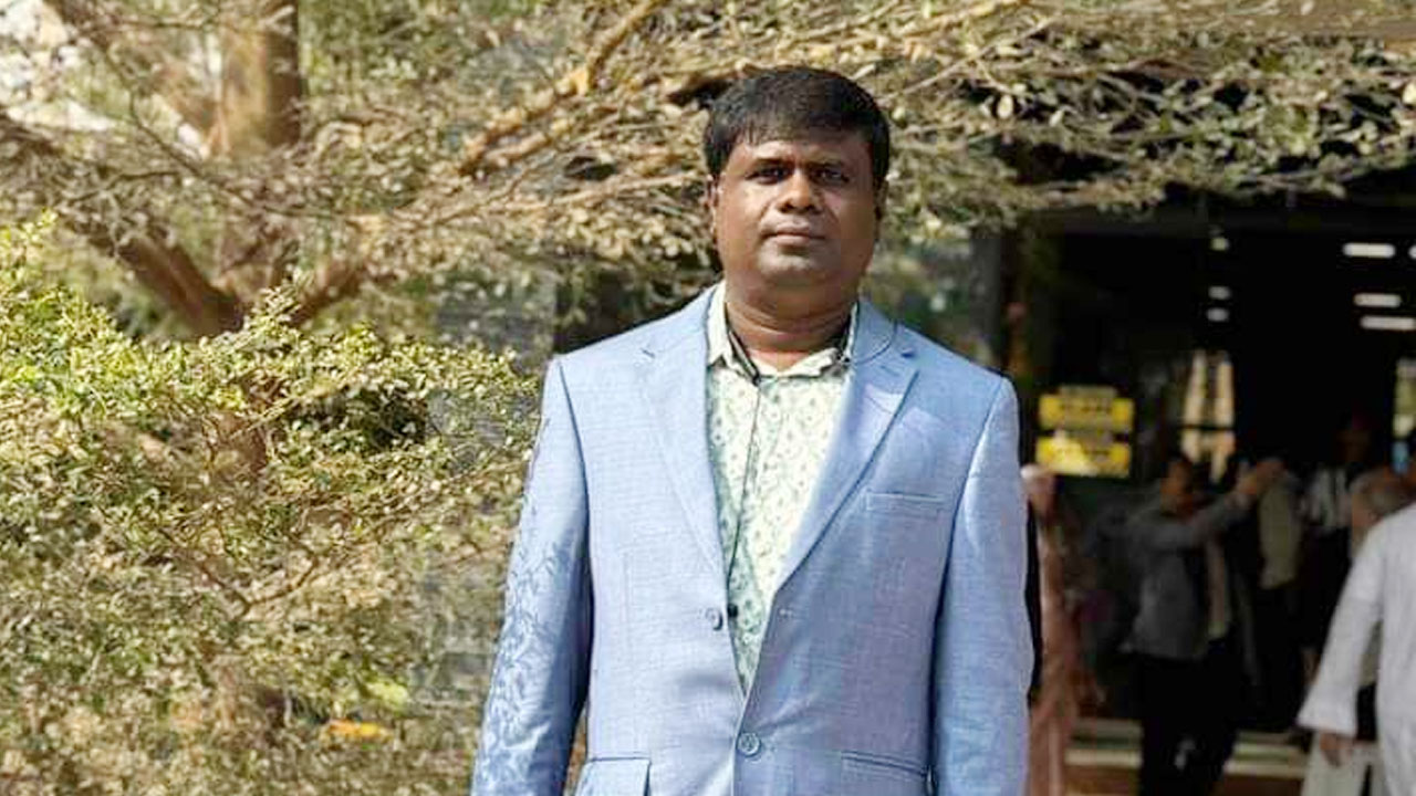 জবি শিক্ষকের বিচার চাইলেন একই বিভাগের শিক্ষকরা