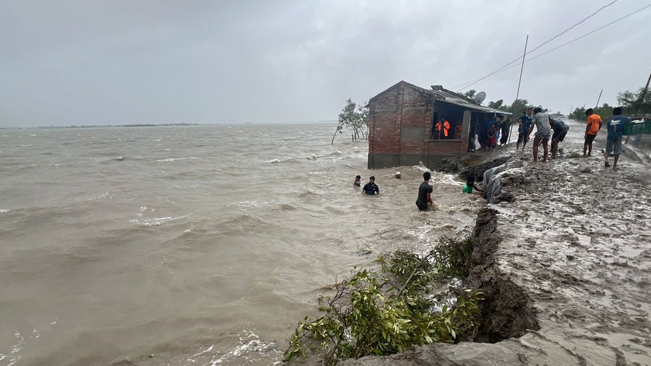 সাতক্ষীরায় বাঁধ উপচে লোকালয়ে পানি প্রবেশের শঙ্কা