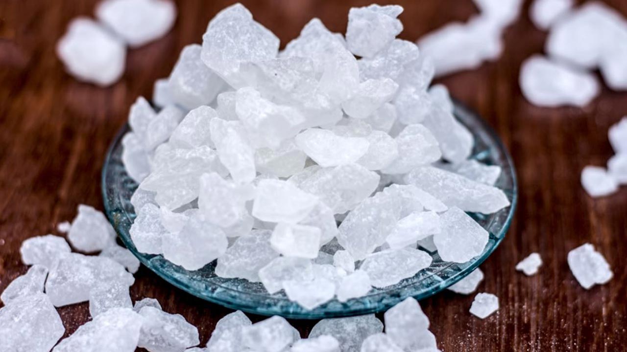 গরমে খালি পেটে মিছরির পানি খাবেন যে কারণে