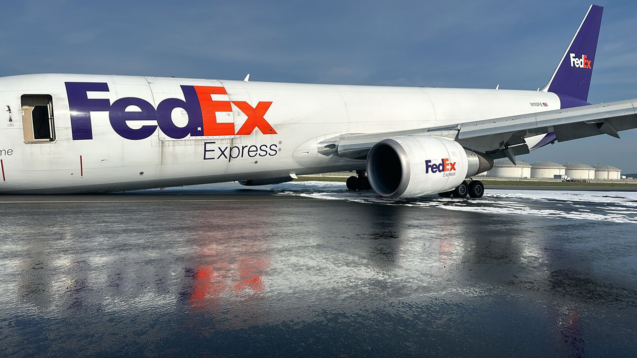 ল্যান্ডিং গিয়ার ছাড়া অবতরণ করল বিমান (ভিডিও)