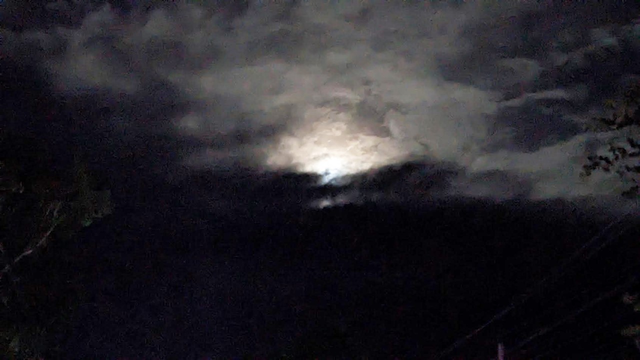 ঘূর্ণিঝড় রেমাল : উপকূলের আকাশে মেঘ ও চাঁদের লুকোচুরি