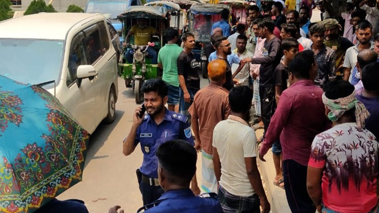 ট্রাফিক পুলিশের মারধরে পা ভাঙল রিকশাচালকের