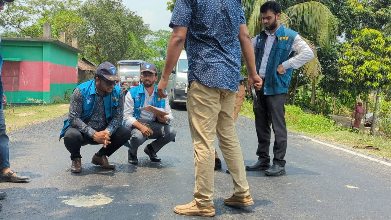 গরমে বিটুমিন গলে যাওয়া সড়ক পরিদর্শনে দুদক