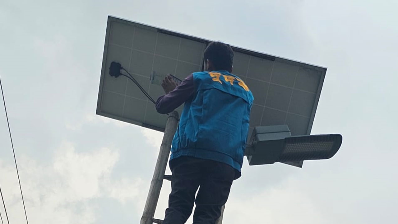 দেবীগঞ্জ পৌরসভার ৩৯ হাজার টাকার লাইট কেনা হয় ১ লাখ ২০ হাজারে