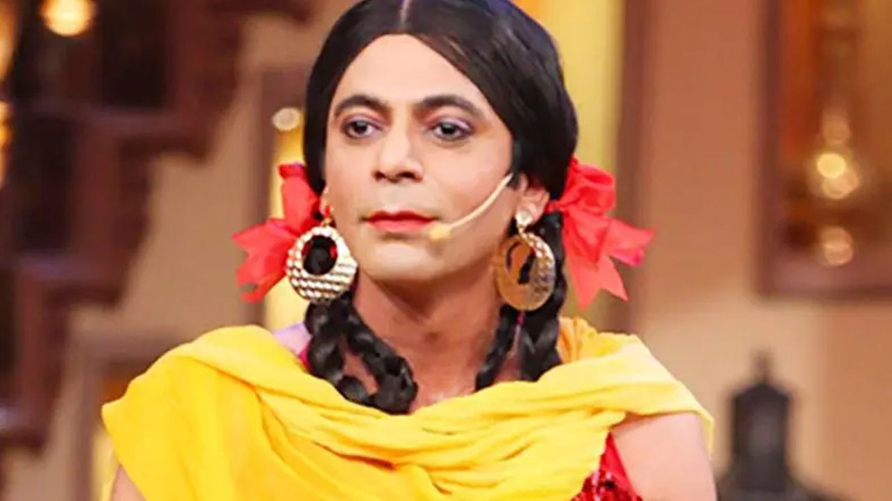 ‘নারীদের পোশাক পরে অভিনেতাদের কোলে বসে পড়েন, অশ্লীল কৌতুক’