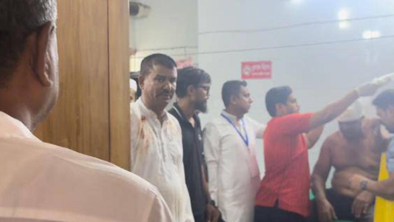 এক প্রার্থীর সমর্থকের মাথা ফাটালেন আরেক প্রার্থীর সমর্থক