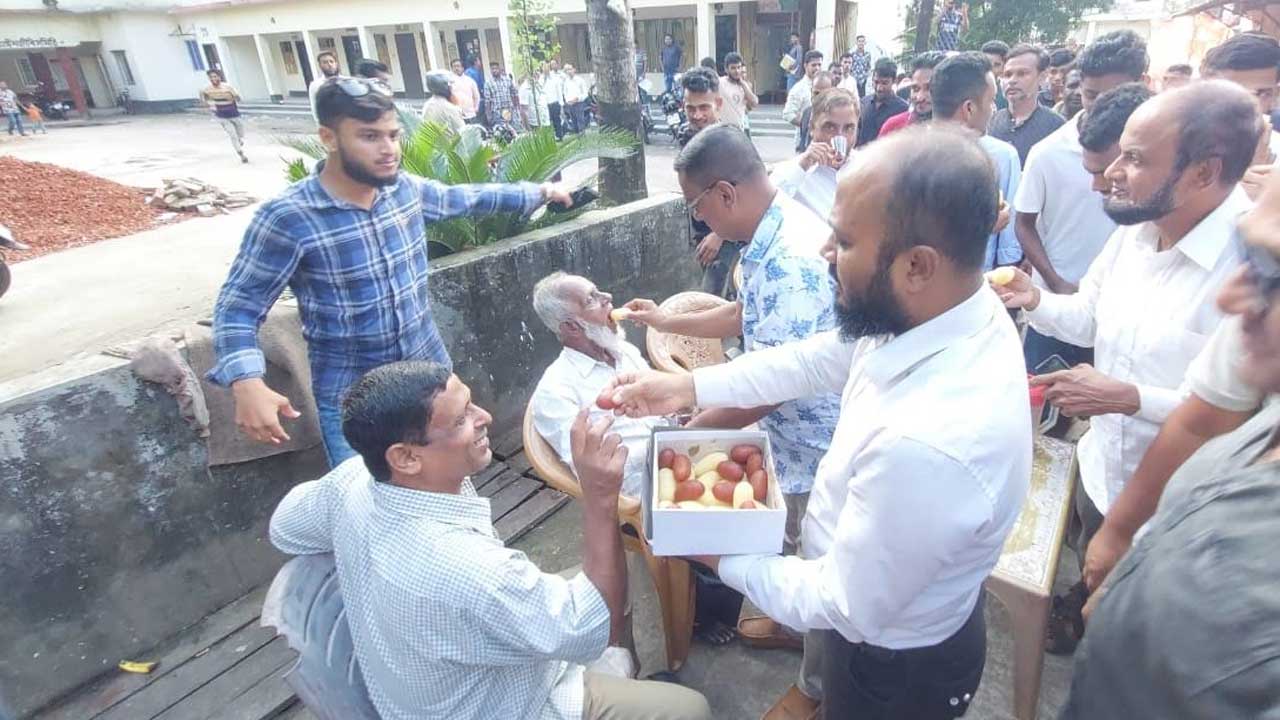 আমুর গ্রেপ্তারে ঝালকাঠিতে আনন্দ মিছিল, মিষ্টি বিতরণ