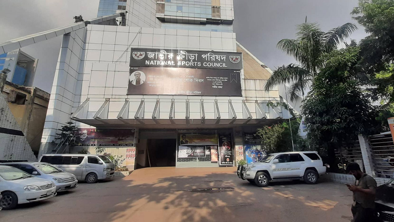 আইন কর্মকর্তাকে অব্যাহতি, ১৩ স্টাফকে বদলি