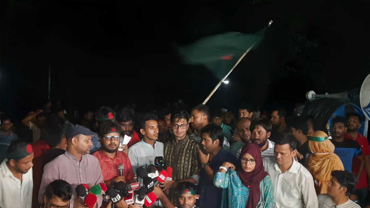 দাবি বাস্তবায়নে আলোচনার আশ্বাসে যমুনা ছাড়লেন ৩৫ প্রত্যাশীরা