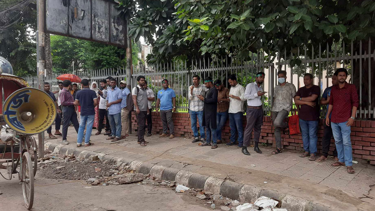 শাহবাগে জড়ো হচ্ছেন আন্দোলনকারীরা