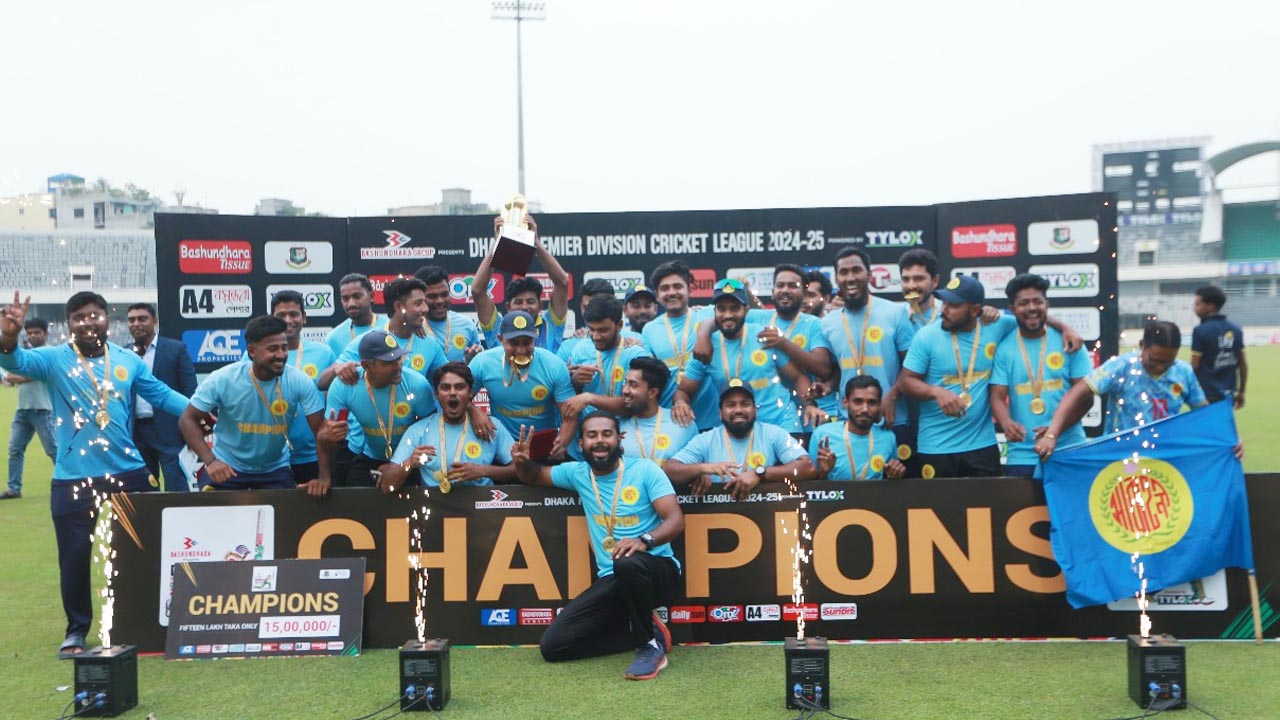 মোহামেডানকে হারিয়ে হ্যাটট্রিক শিরোপা জয় আবাহনীর