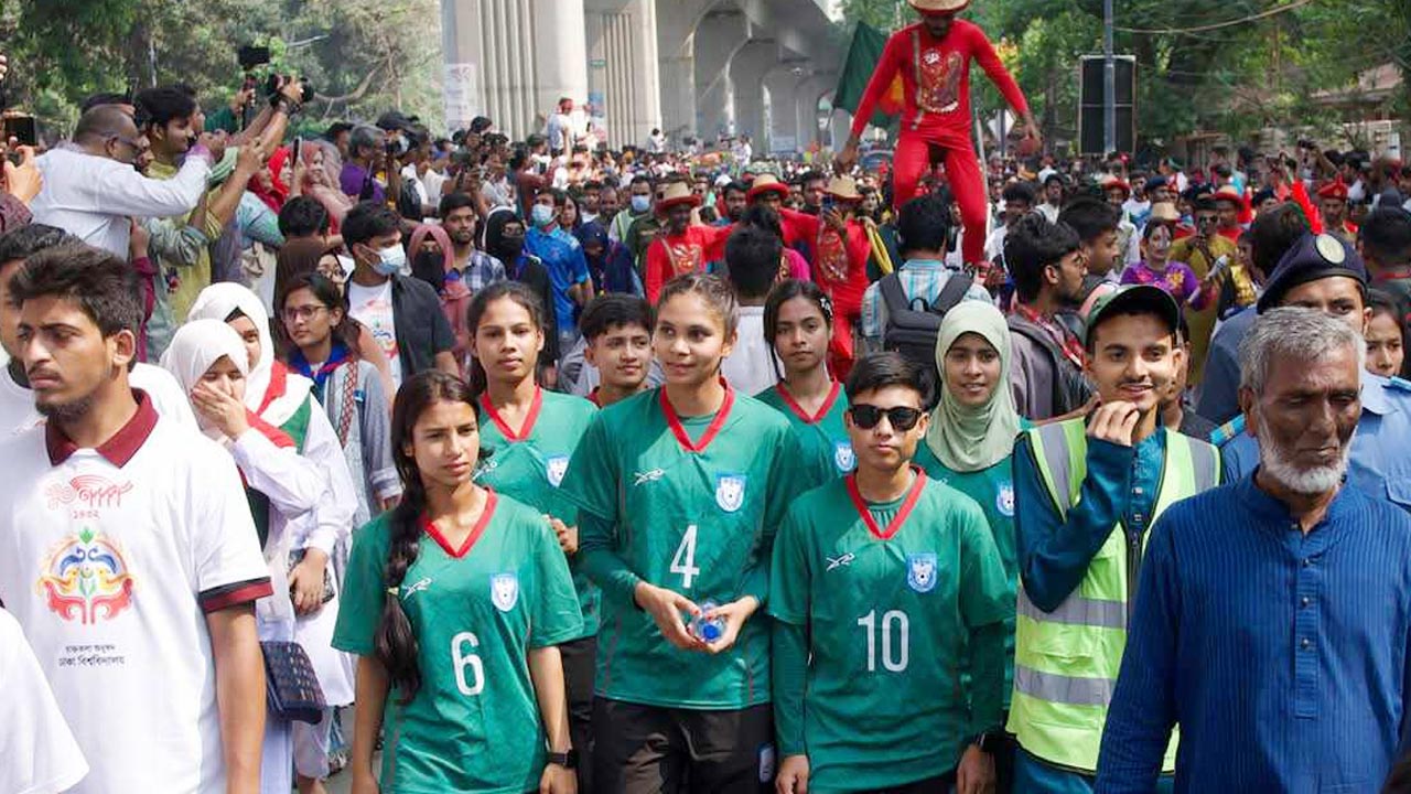 নববর্ষের শোভাযাত্রায় নারী ফুটবলাররা