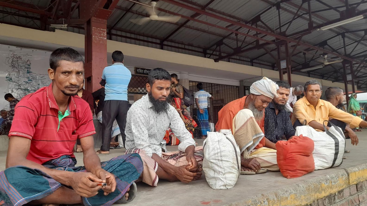 কাজের সন্ধানে ছুটছেন উত্তরের কৃষিশ্রমিকেরা