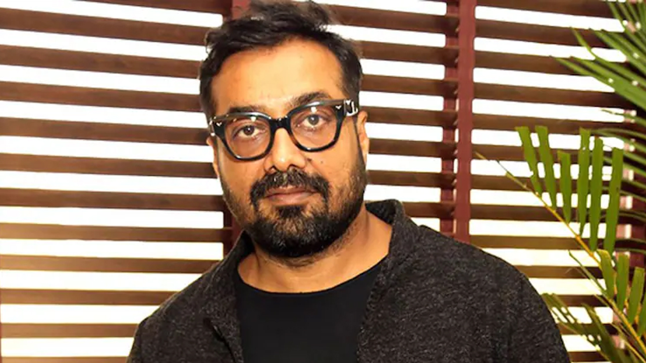 পরিচালকের মুখে কালি মাখালেই লাখ টাকা পুরস্কার!