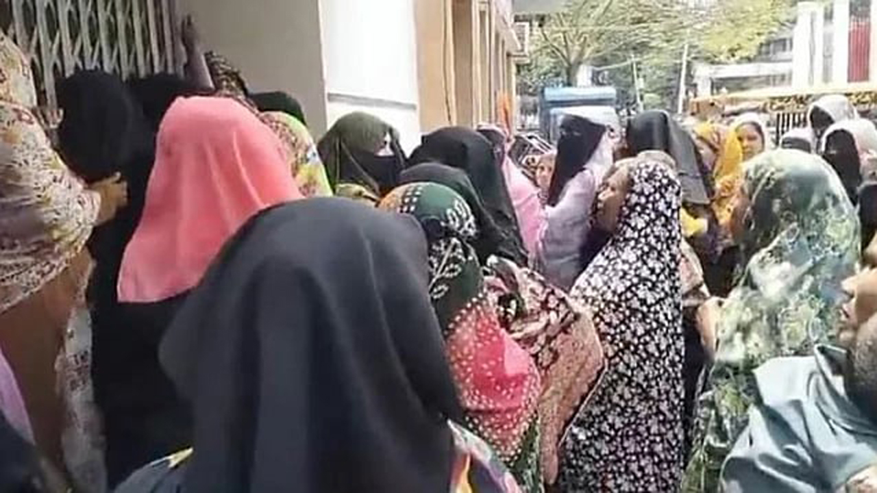 গ্রেপ্তার ছাত্রলীগ নেতাকে ছাড়াতে থানা ঘেরাও