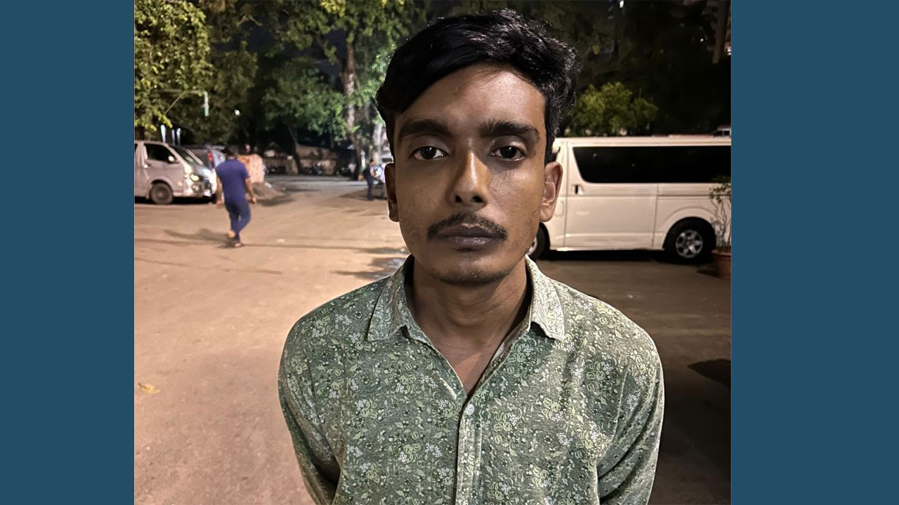 ভাটারায় প্রকাশ্যে অস্ত্রের মহড়া, যুবক গ্রেপ্তার