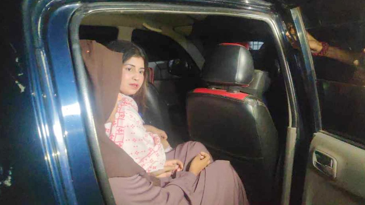 সন্তানদের ব্যবহার করে ভিউ ব্যবসা, ‘ক্রিম আপা’ গ্রেপ্তার