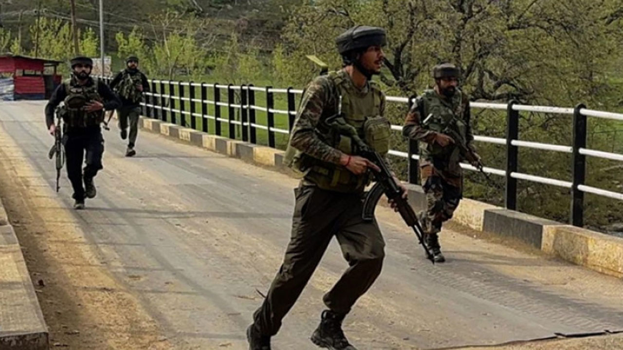 মধ্যরাতে শীর্ষ পাক কূটনীতিককে ডেকে পাঠালো ভারত