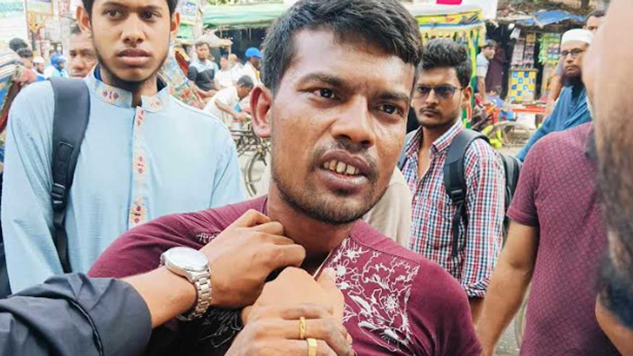 জবিতে ভর্তি পরীক্ষা : হেল্প ডেস্ক থেকে ফোন চুরির চেষ্টা, আটক ১