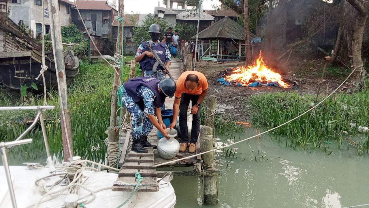 ৫ লাখ চিংড়ির রেণুসহ ৫ কোটি টাকার অবৈধ জাল জব্দ
