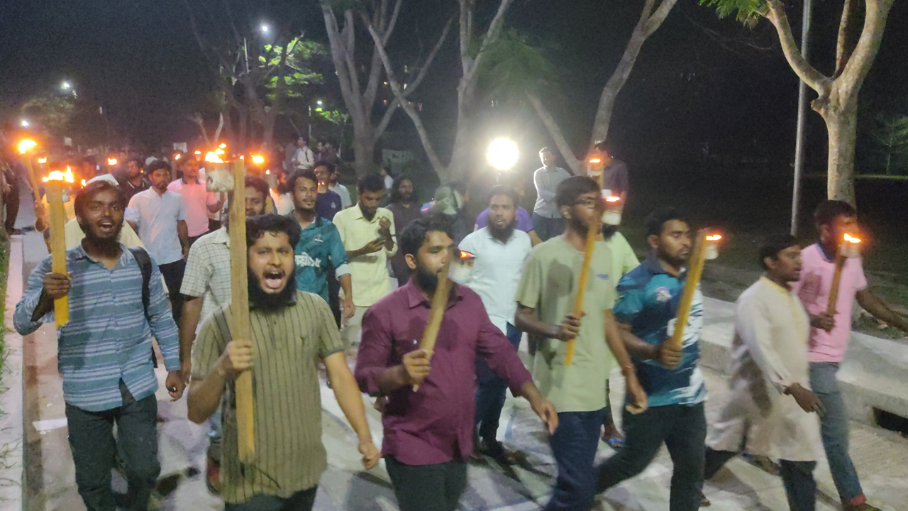 বেরোবিতে শিক্ষকের শাস্তির দাবিতে শিক্ষার্থীদের মশাল মিছিল