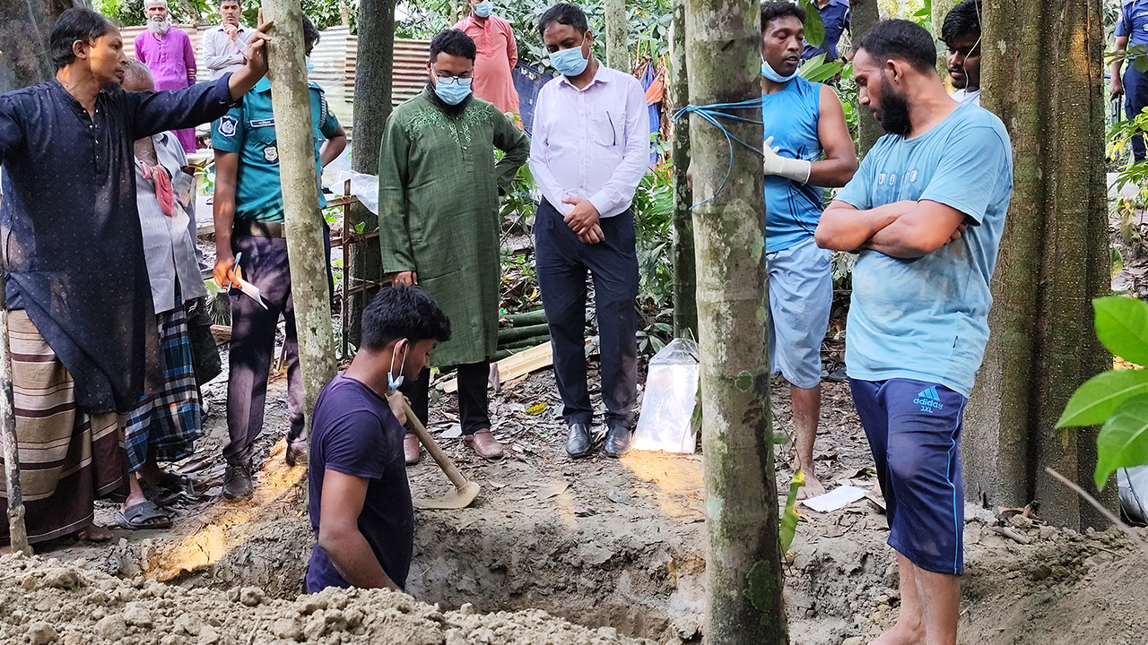 দাফনের ৯ মাস পর কবর থেকে শহীদের মরদেহ উত্তোলন