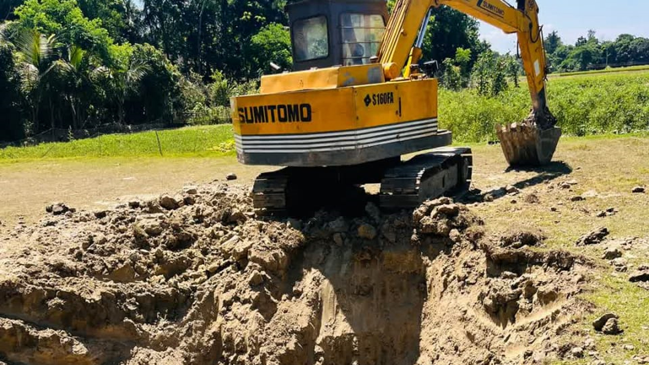 রাতের আঁধারে মাটি কেটে নিচ্ছেন বিএনপি নেতাকর্মীরা