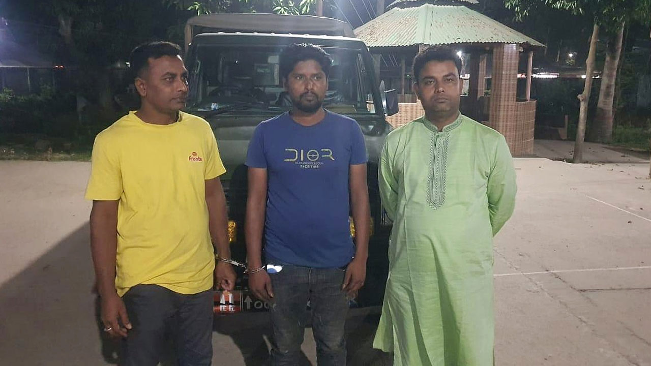 নাটোরে ধানের ট্রাকে চাঁদাবাজির সময় বিএনপি নেতাসহ তিনজন আটক