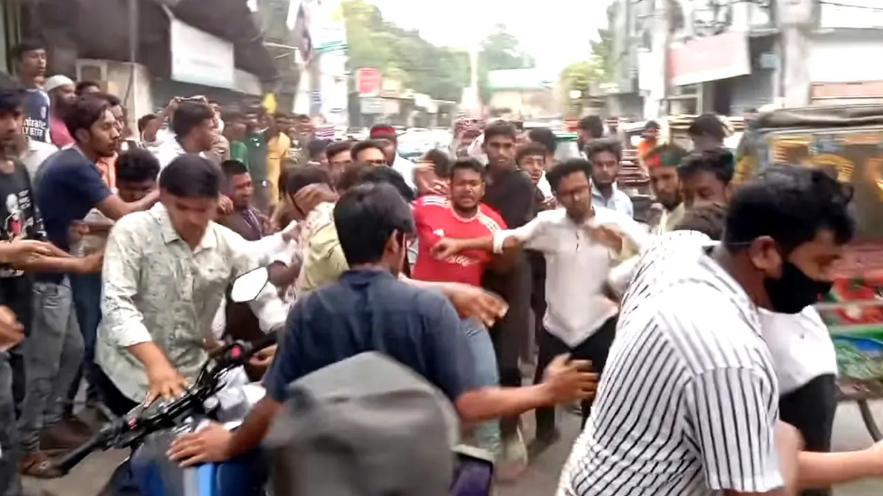 সারজিসের উপস্থিতিতে এনসিপির সমাবেশে দুই গ্রুপের সংঘর্ষ