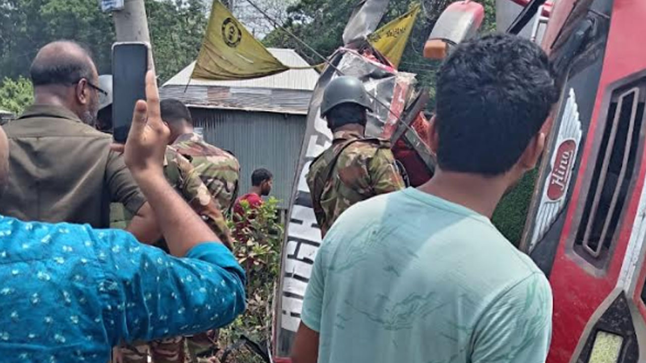 ফরিদপুরে বাস উল্টে খাদে পড়ে বাবা-ছেলেসহ নিহত ৭