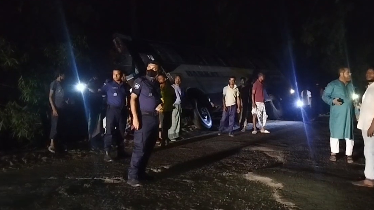 লালমনিরহাটে নিয়ন্ত্রণ হারিয়ে যাত্রীবাহী বাস খাদে, আহত ৭
