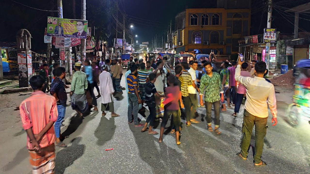 ভোলায় বাস-অটোরিকশা শ্রমিকদের মধ্যে হাতাহাতি, সব রুটে বাস ধর্মঘট