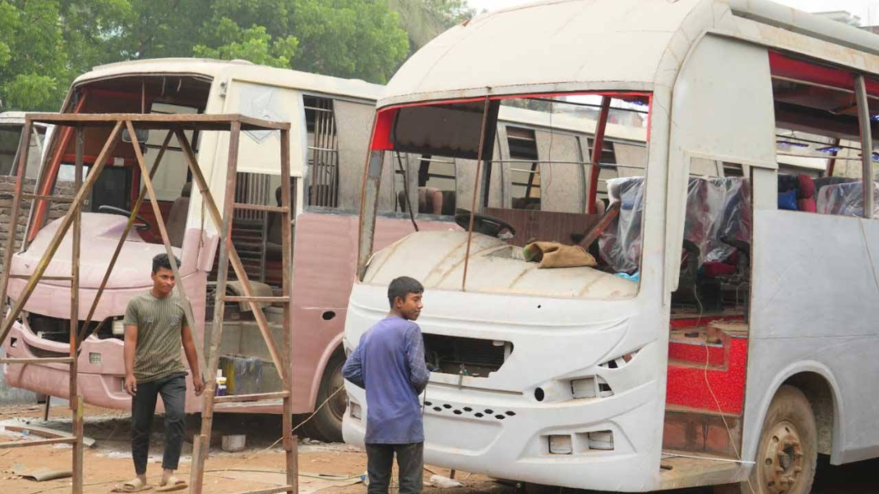 ফিটনেসবিহীন গাড়ি চলাচল রোধে মিরপুরে ওয়ার্কশপে পুলিশের অভিযান