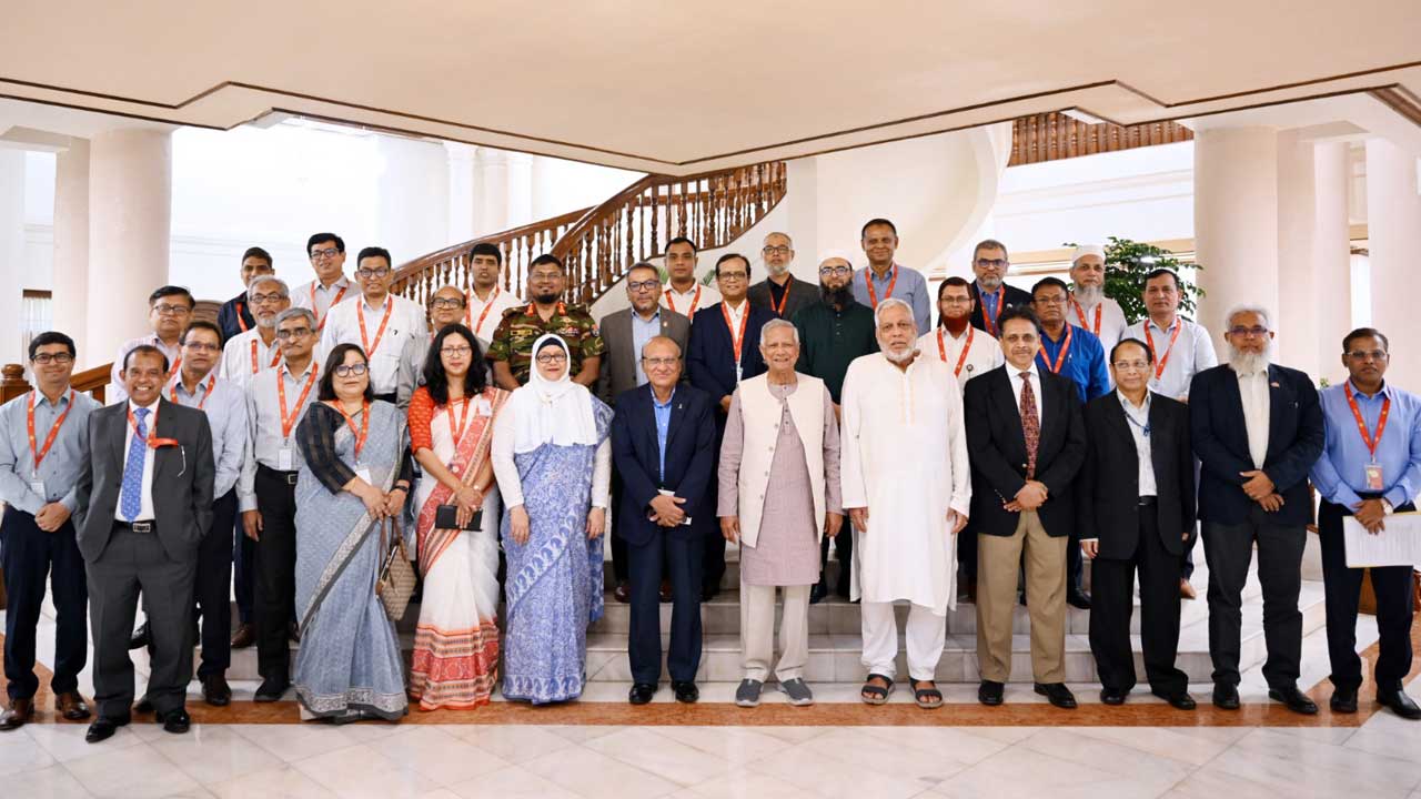 ঝামেলামুক্ত ঈদ উপহার দেওয়ায় কর্মকর্তাদের ধন্যবাদ প্রধান উপদেষ্টার