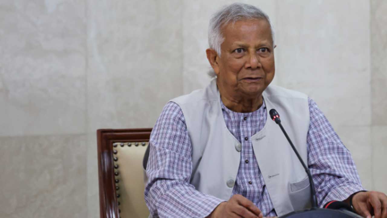 বন্যায় ক্ষতিগ্রস্তদের ঘরের চাবি তুলে দিলেন প্রধান উপদেষ্টা