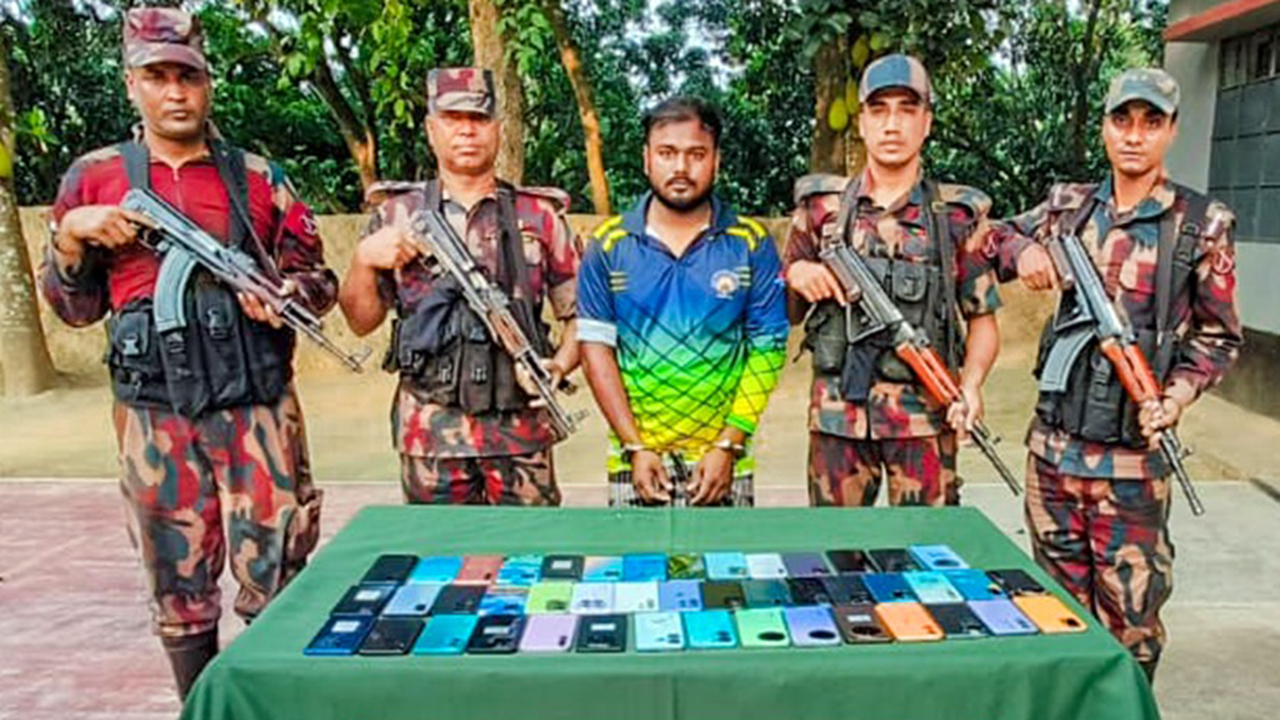 চাঁপাইনবাবগঞ্জে বিজিবির অভিযানে ৪৫ ভারতীয় মোবাইল জব্দ