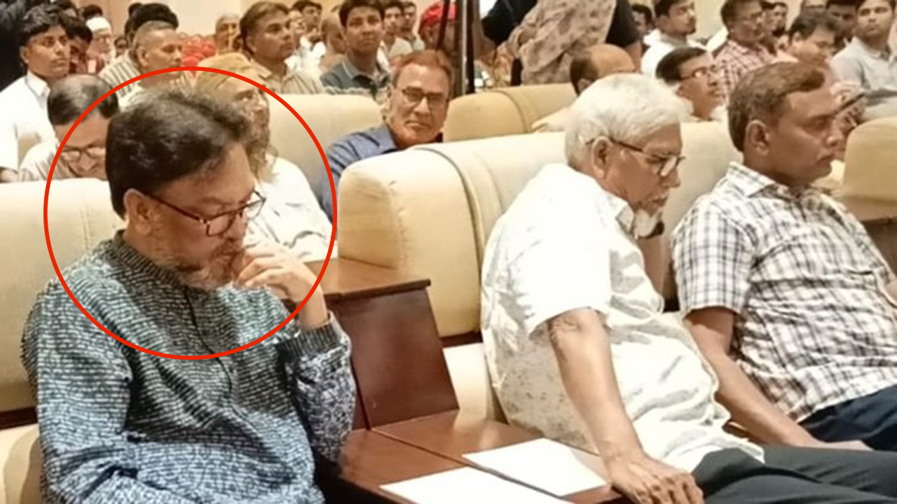 চাঁপাইনবাবগঞ্জে পুলিশের সুধী সভার প্রথম সারিতে কৃষক লীগ নেতা