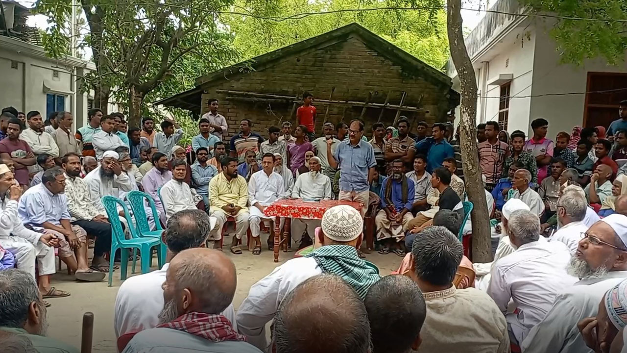 বাড়ির উঠানে স্বামীর লাশ ফ্রিজিং ভ্যানে রেখে সালিস করছেন গ্রামবাসী