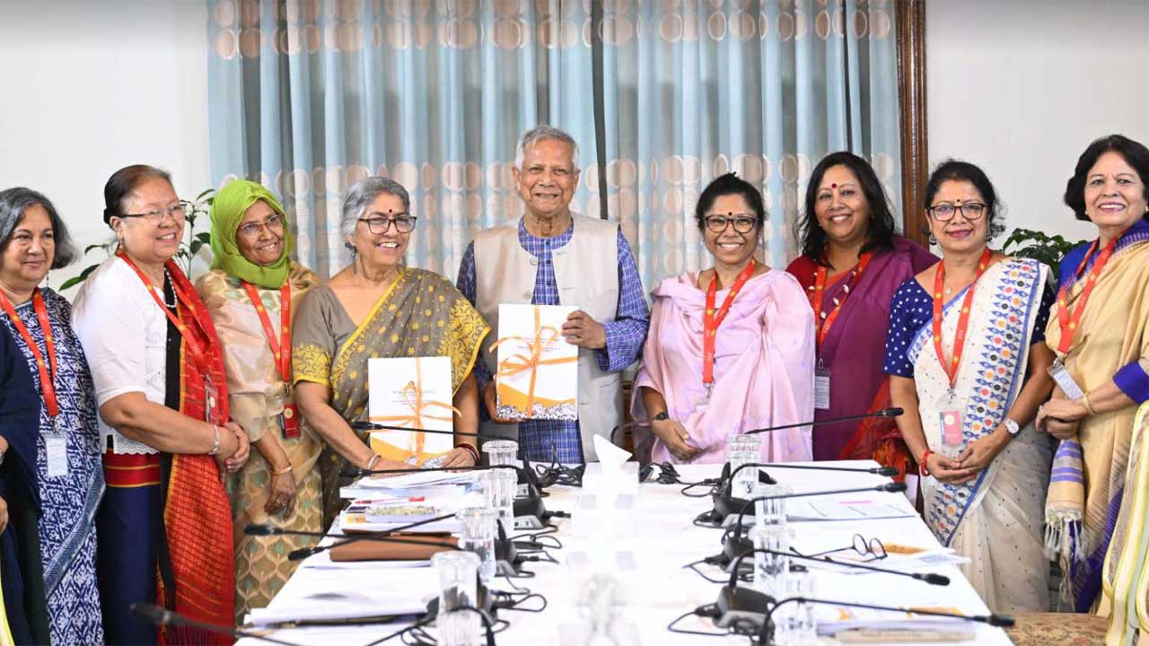 প্রধান উপদেষ্টার কাছে প্রতিবেদন দিয়েছে নারীবিষয়ক সংস্কার কমিশন