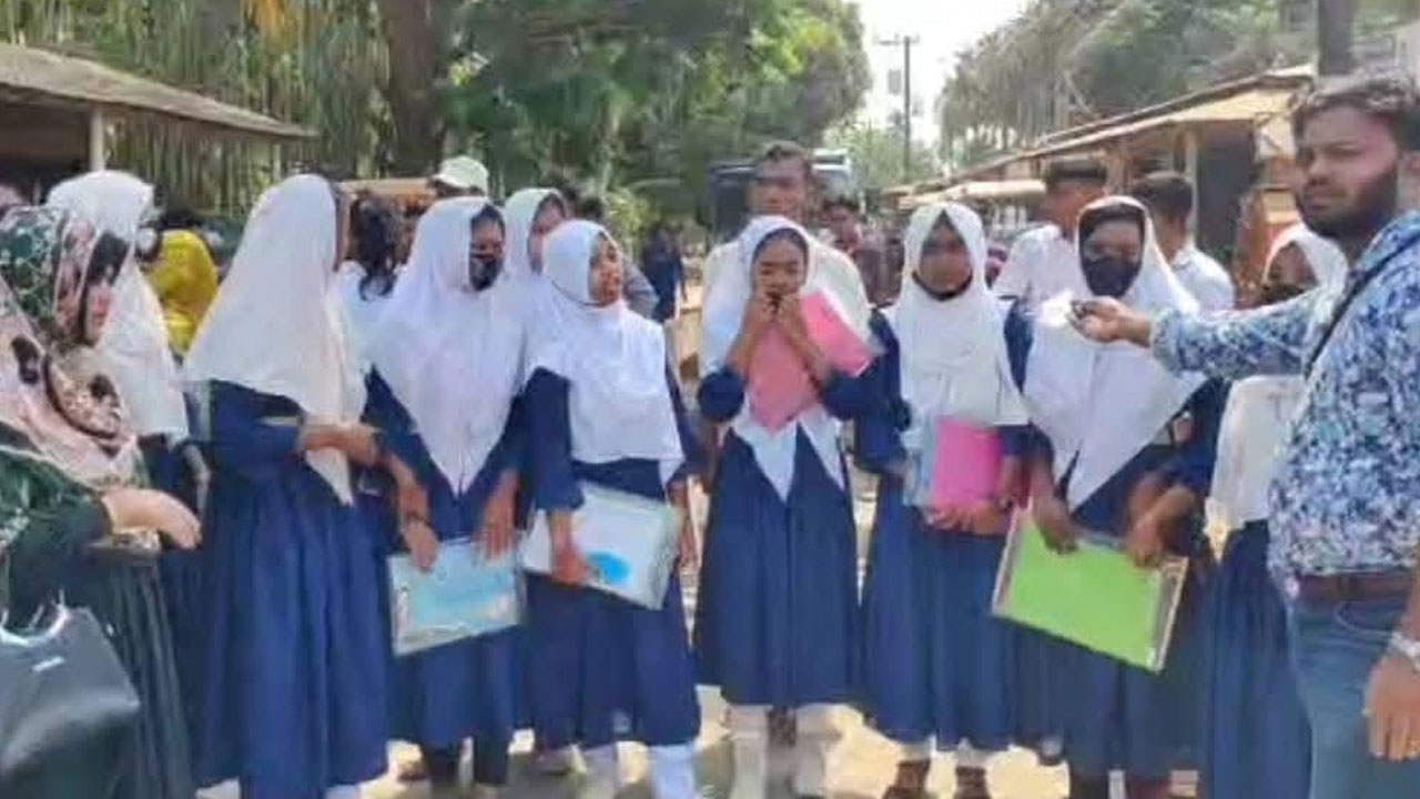 বিদ্যালয়ের গেটে তালা, সড়ক অবরোধ করে এসএসসি পরীক্ষার্থীদের বিক্ষোভ