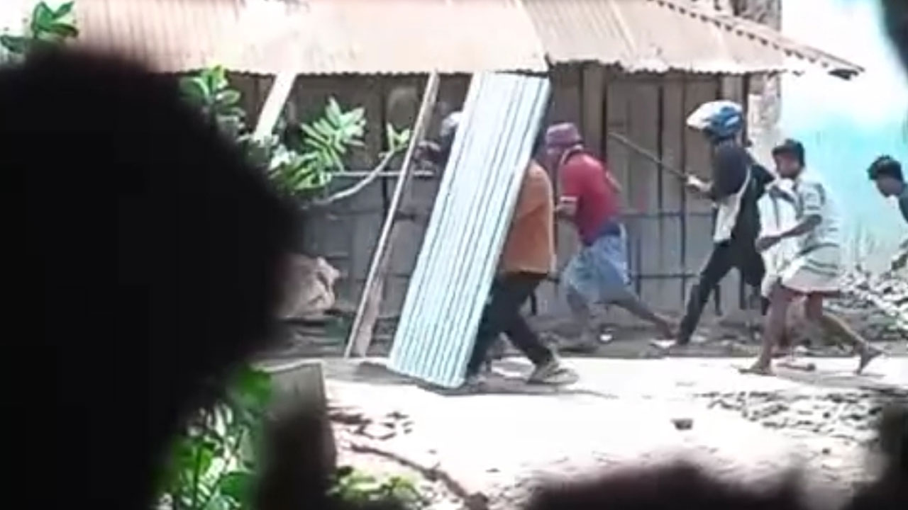বাঁশখালীতে লবণ মাঠ নিয়ে সংঘর্ষ-গোলাগুলি