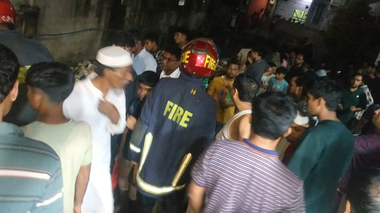 চট্টগ্রামে নালায় পড়ে শিশু নিখোঁজ, তল্লাশিতে ফায়ার সার্ভিস