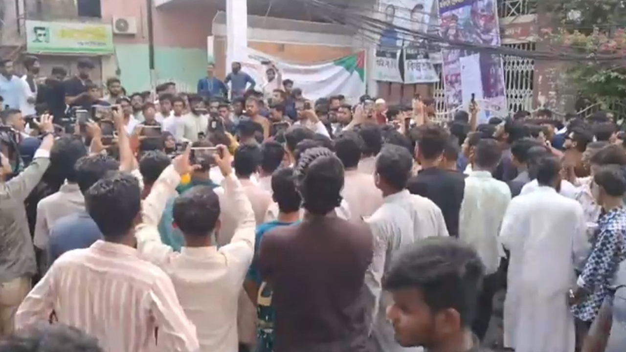 হামলার অভিযোগে চট্টগ্রামে বৈষম্যবিরোধীদের বিক্ষোভ