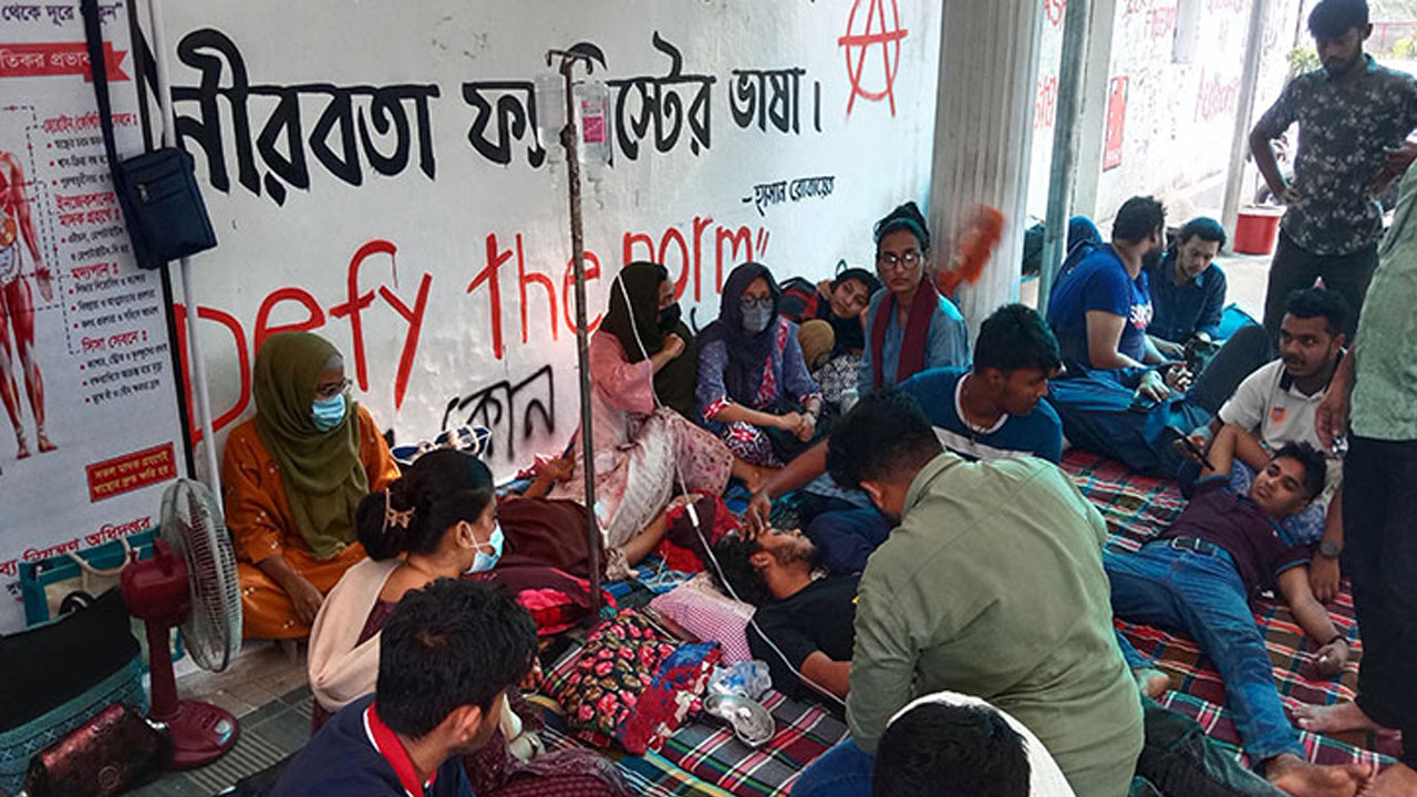 চারুকলা ক্যাম্পাসে ফেরাতে সিদ্ধান্ত, ৩৪ ঘণ্টা পর অনশন প্রত্যাহার